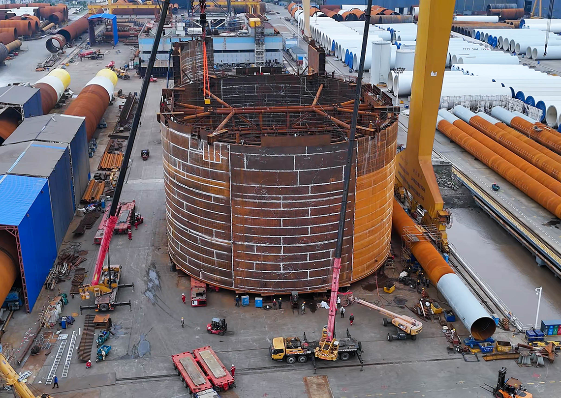 Hangzhou Bay Cross-sea Railway Bridge South Road Bridge First 2500 tons steel crane box roll-on transfer project