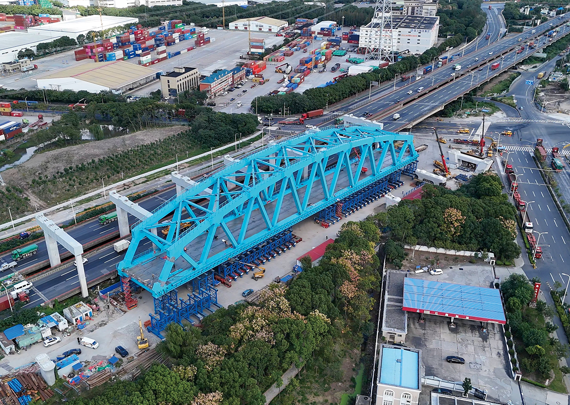 上海沪通铁路二期--国内最大跨度三线曲弦下承式简支钢桁梁SPMT整体式移运